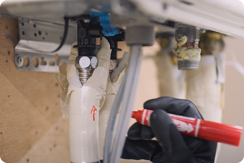 配管へのマーキングをするスタッフ