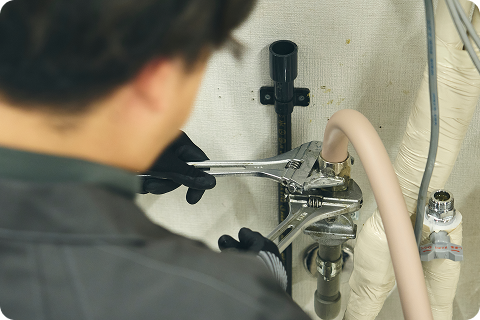 配管の接続をしているスタッフ