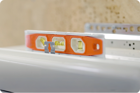 水平器を使いながら傾きを調整