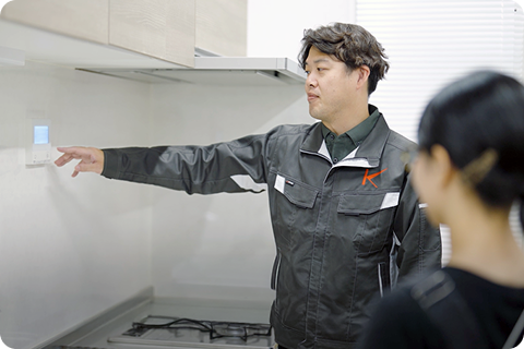 お客さまに操作説明をしているスタッフ